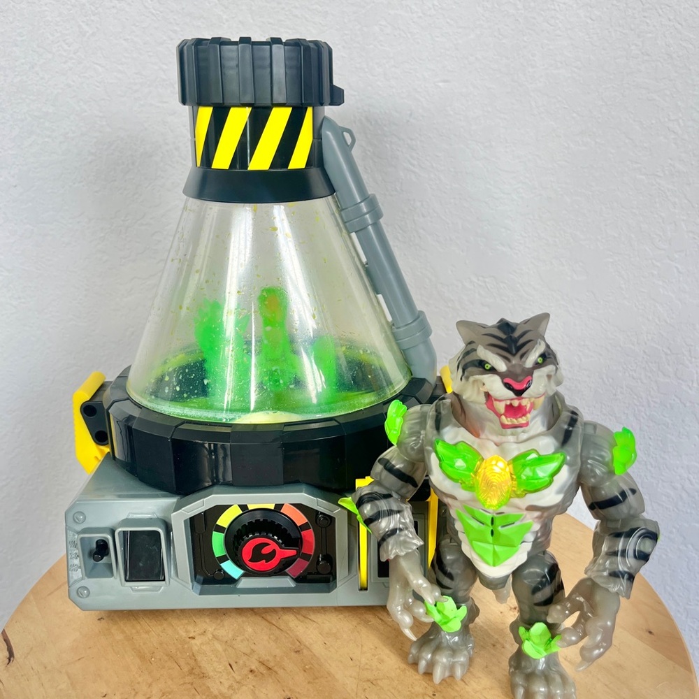 Beast Lab Stealth Big Cat  Beast Creator Working Lights/sounds